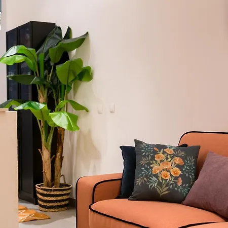 Beautiful House With Patio In Heart! *