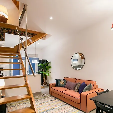 Apartment Beautiful House With Patio In Heart!