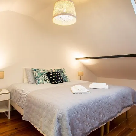 Beautiful House With Patio In Heart! Apartment