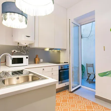 Beautiful House With Patio In Heart! Lisbona