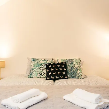 Appartement Beautiful House With Patio In Heart!